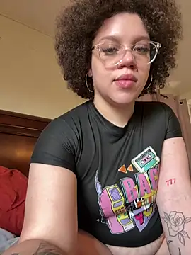 QueenNuttCollector online show from March 25, 4:02 pm