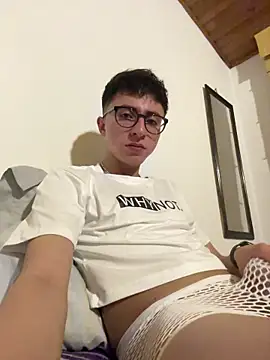 Snapshot of CamiRojas_boy chatting on May 10, 3:23 am CamiRojas boy online show from May 10, 3:23 am
