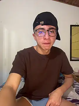 Snapshot of CamiRojas_boy chatting on June 16, 4:04 am CamiRojas boy online show from June 16, 4:04 am