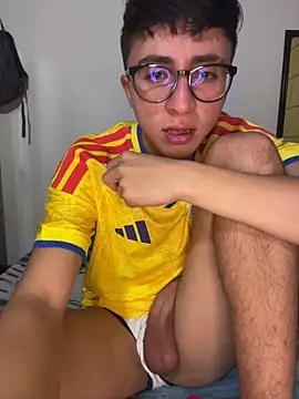Snapshot of CamiRojas_boy chatting on June 18, 4:57 am CamiRojas boy online show from June 18, 4:57 am