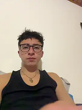 Snapshot of CamiRojas_boy chatting on June 21, 4:04 am CamiRojas boy online show from June 21, 4:04 am