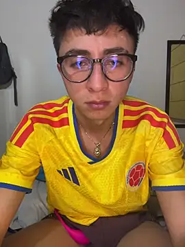 Snapshot of CamiRojas_boy chatting on June 24, 5:17 am CamiRojas boy online show from June 24, 5:17 am