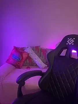 Snapshot of Your_insomniya chatting on October 28, 9:50 pm Your insomniya online show from October 28, 9:50 pm