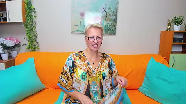 iamyourdream89 online show from October 6, 1:30 pm