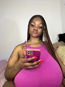 Snapshot of Yung-Missy chatting on June 30, 4:02 am Yung-Missy online show from June 30, 4:02 am