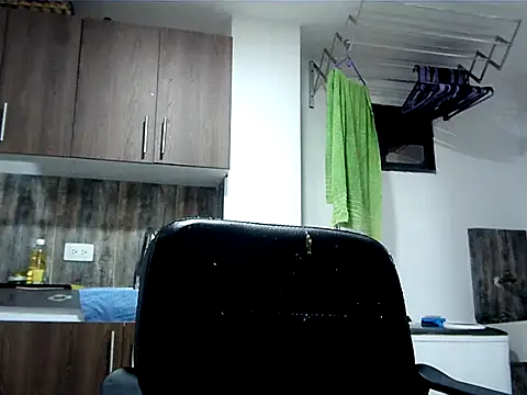 Snapshot of axeldaviid chatting on March 5, 12:59 am axeldaviid online show from March 5, 12:59 am