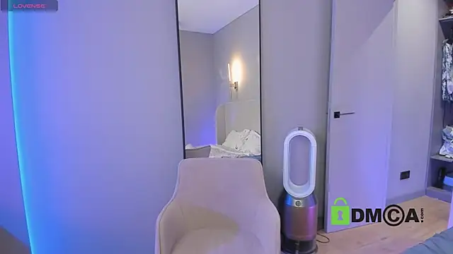 Wallflowerr online show from October 1, 6:25 pm