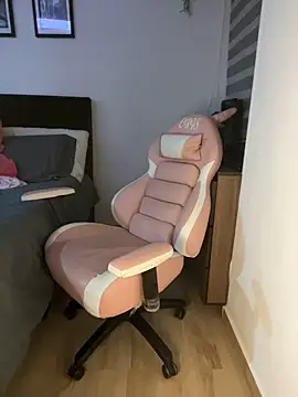 Snapshot of crystal_bunny7 chatting on December 4, 3:26 am crystal bunny7 online show from December 4, 3:26 am