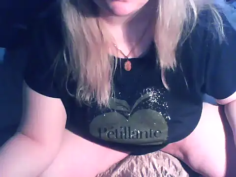 Snapshot of D_Marinna chatting on April 2, 2:47 pm D Marinna online show from April 2, 2:47 pm