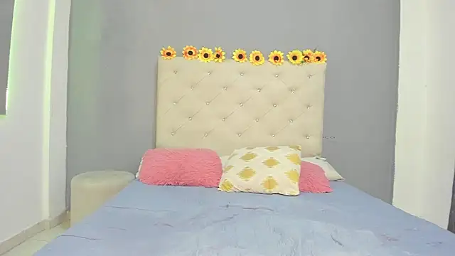 Snapshot of violetasimonz chatting on March 15, 4:54 pm violetasimonz online show from March 15, 4:54 pm