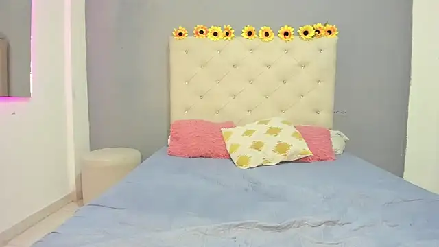 Snapshot of violetasimonz chatting on March 18, 3:42 pm violetasimonz online show from March 18, 3:42 pm