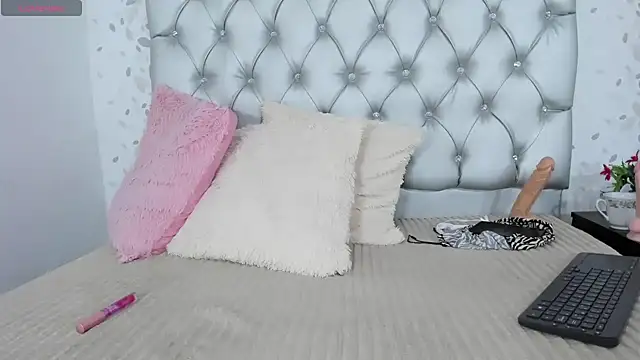 Snapshot of catiaeva chatting on February 3, 4:31 pm catiaeva online show from February 3, 4:31 pm