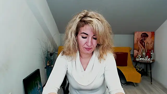 Cassandra Hotty online show from January 27, 3:15 am