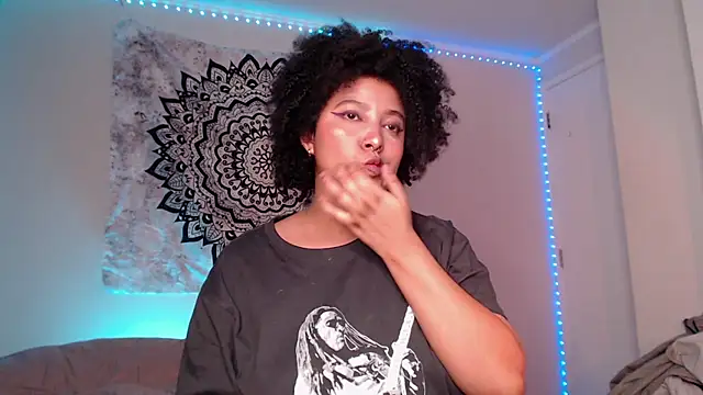 Snapshot of michell_bling1 chatting on December 7, 4:31 am michell bling1 online show from December 7, 4:31 am