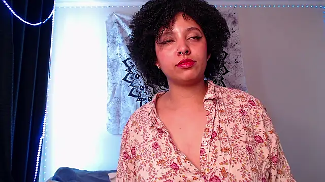 Snapshot of michell_bling1 chatting on December 15, 4:26 pm michell bling1 online show from December 15, 4:26 pm