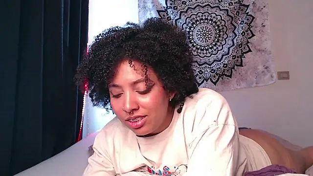 Snapshot of michell_bling1 chatting on December 16, 1:32 pm michell bling1 online show from December 16, 1:32 pm