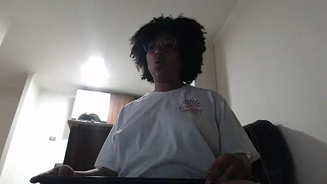 Snapshot of michell_bling1 chatting on December 14, 5:57 am michell bling1 online show from December 14, 5:57 am