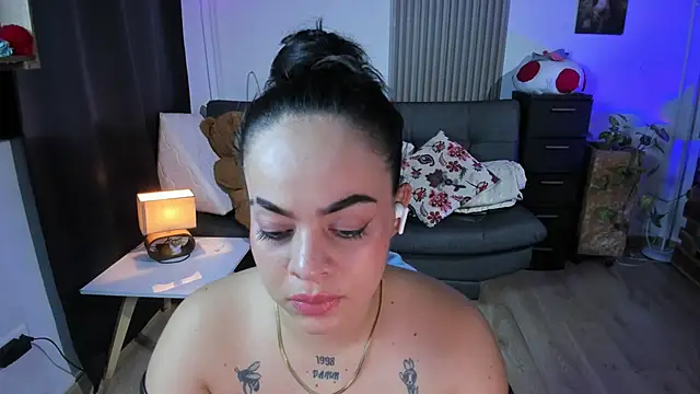 Snapshot of Cuttiealice chatting on March 8, 1:28 am Cuttiealice online show from March 8, 1:28 am