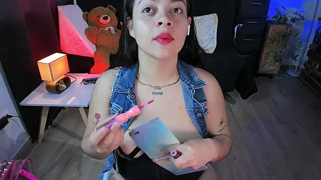 Snapshot of Cuttiealice chatting on March 11, 5:35 pm Cuttiealice online show from March 11, 5:35 pm