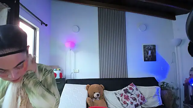 Snapshot of Cuttiealice chatting on March 22, 10:26 pm Cuttiealice online show from March 22, 10:26 pm
