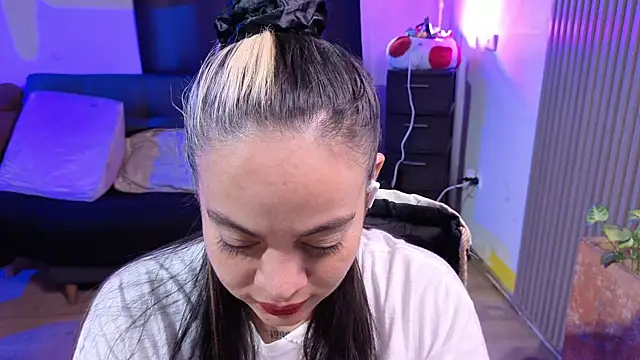 Cuttiealice online show from December 16, 1:05 pm