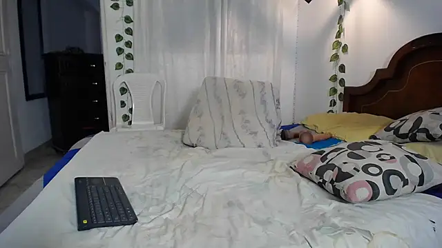 Snapshot of ivonne__hott1 chatting on February 11, 7:08 pm ivonne hott1 online show from February 11, 7:08 pm