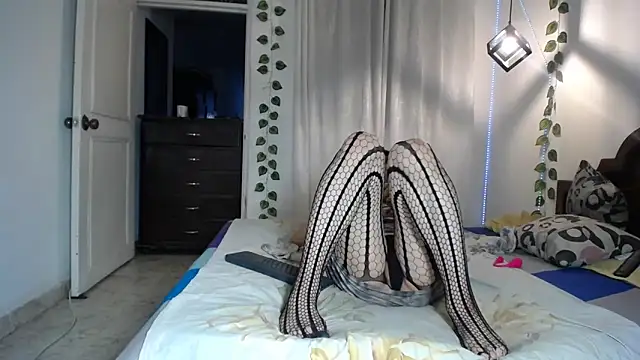 Snapshot of ivonne__hott1 chatting on February 25, 10:19 pm ivonne hott1 online show from February 25, 10:19 pm