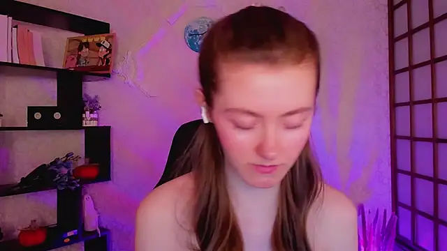 Snapshot of KateCuddle chatting on December 18, 2:10 am KateCuddle online show from December 18, 2:10 am