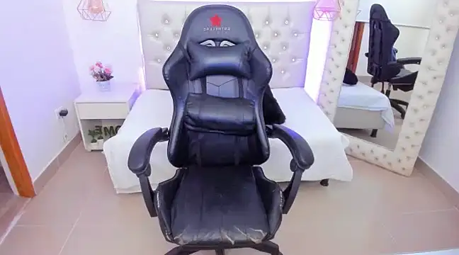 xiomara  cortes online show from February 17, 7:10 pm