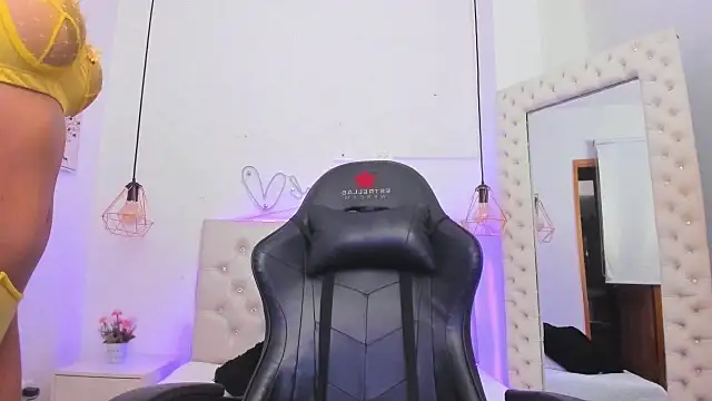 xiomara  cortes online show from February 18, 7:30 pm