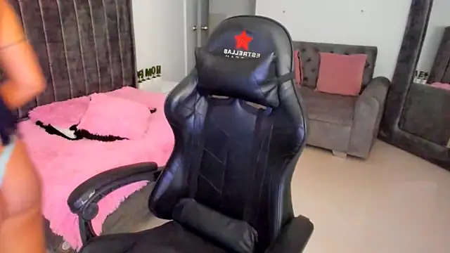 xiomara  cortes online show from September 18, 7:38 pm