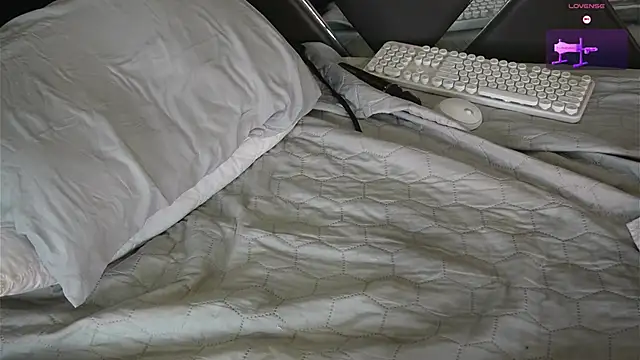 Snapshot of charlotte_01 chatting on March 13, 5:22 am charlotte 01 online show from March 13, 5:22 am