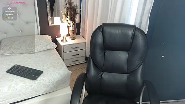 LiaVillalobos online show from October 18, 1:45 pm