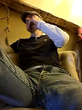 Snapshot of eddouxxx78 chatting on April 24, 4:31 pm eddouxxx78 online show from April 24, 4:31 pm