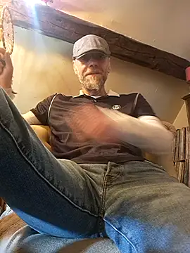 Snapshot of eddouxxx78 chatting on April 25, 7:00 am eddouxxx78 online show from April 25, 7:00 am
