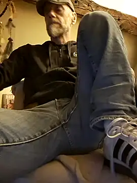 Snapshot of eddouxxx78 chatting on May 5, 2:36 pm eddouxxx78 online show from May 5, 2:36 pm