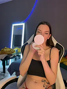 Snapshot of julia_fly chatting on February 18, 9:05 am julia fly online show from February 18, 9:05 am