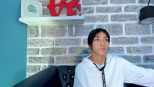 LauraAristizabal online show from March 3, 6:55 pm