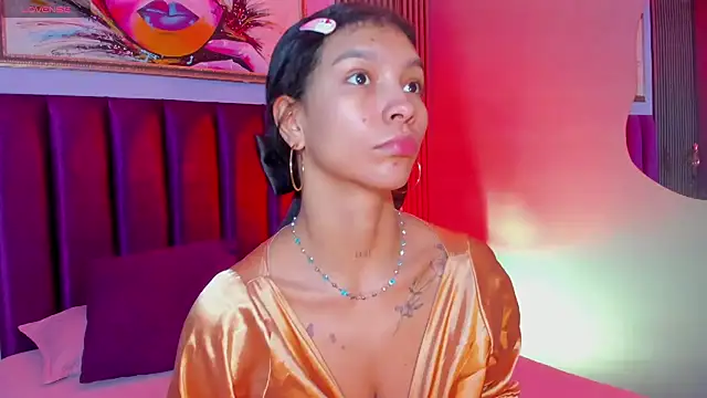 LauraAristizabal online show from December 3, 12:47 pm