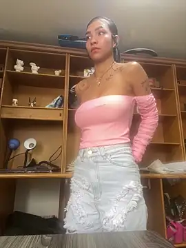 Snapshot of LauraAristizabal chatting on April 23, 12:29 pm LauraAristizabal online show from April 23, 12:29 pm
