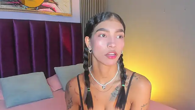 Snapshot of LauraAristizabal chatting on May 19, 11:49 am LauraAristizabal online show from May 19, 11:49 am