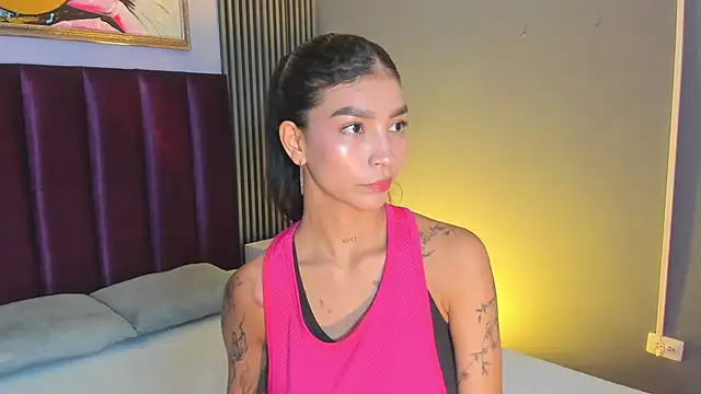 Snapshot of LauraAristizabal chatting on May 22, 11:49 am LauraAristizabal online show from May 22, 11:49 am