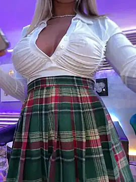 Snapshot of KirstieVegas chatting on January 9, 8:44 pm KirstieVegas online show from January 9, 8:44 pm