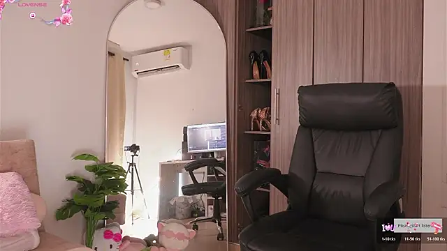 Snapshot of KAREN17 chatting on January 17, 6:11 pm KAREN17 online show from January 17, 6:11 pm