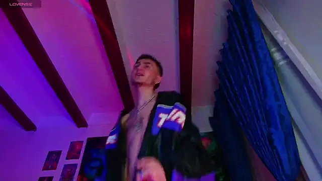 Snapshot of dimitri-bilak chatting on December 5, 1:36 am dimitri-bilak online show from December 5, 1:36 am