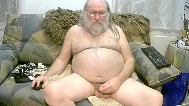 Snapshot of SexySantaC chatting on January 4, 7:55 pm SexySantaC online show from January 4, 7:55 pm