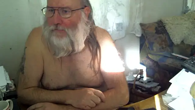 Snapshot of SexySantaC chatting on October 26, 9:48 am SexySantaC online show from October 26, 9:48 am