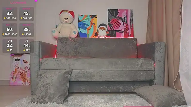 Snapshot of EmelyBenz chatting on January 11, 3:02 am EmelyBenz online show from January 11, 3:02 am