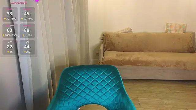 Snapshot of EmelyBenz chatting on February 23, 3:13 am EmelyBenz online show from February 23, 3:13 am