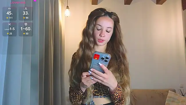 Snapshot of EmelyBenz chatting on March 2, 3:13 am EmelyBenz online show from March 2, 3:13 am